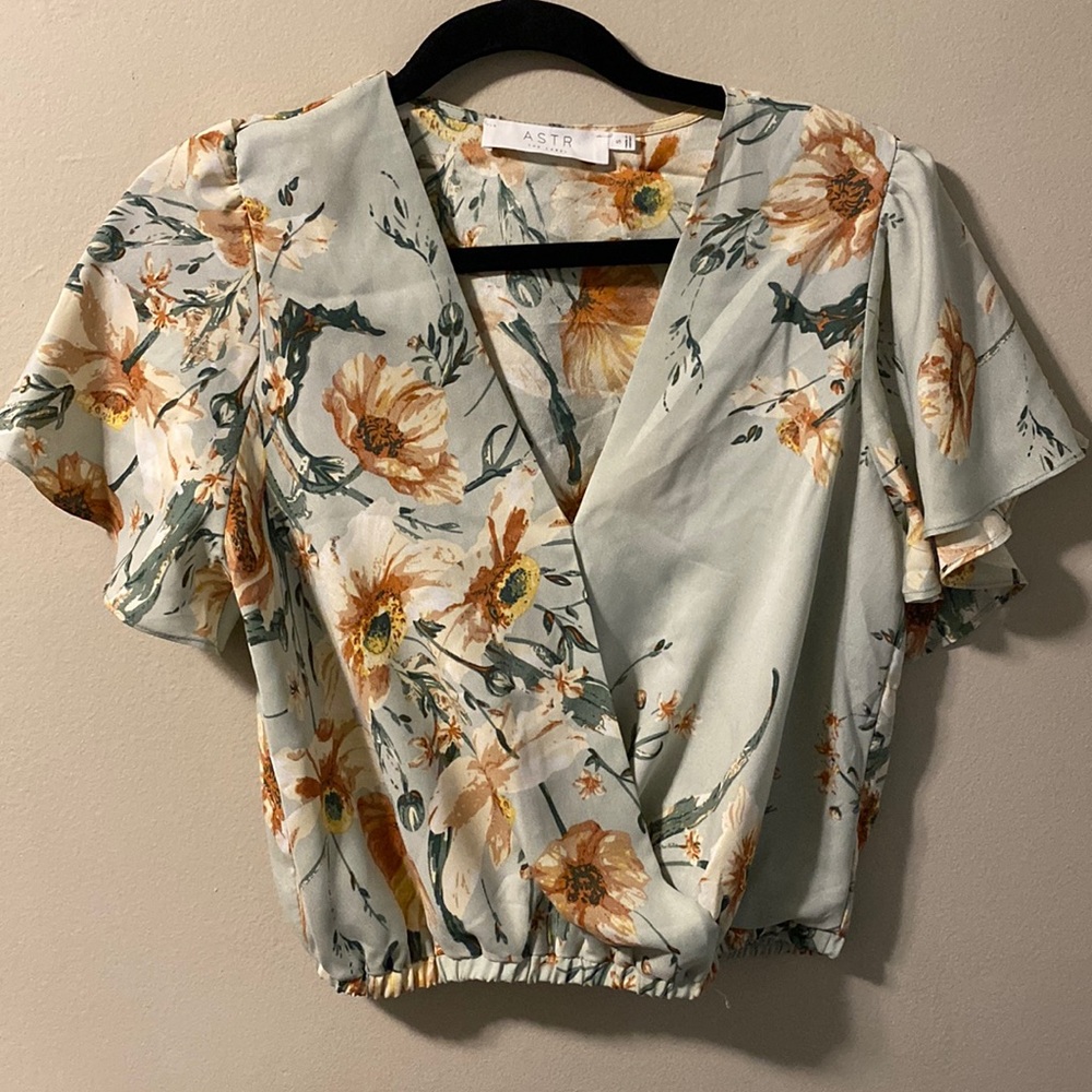 ASTR never worn floral cropped blouse